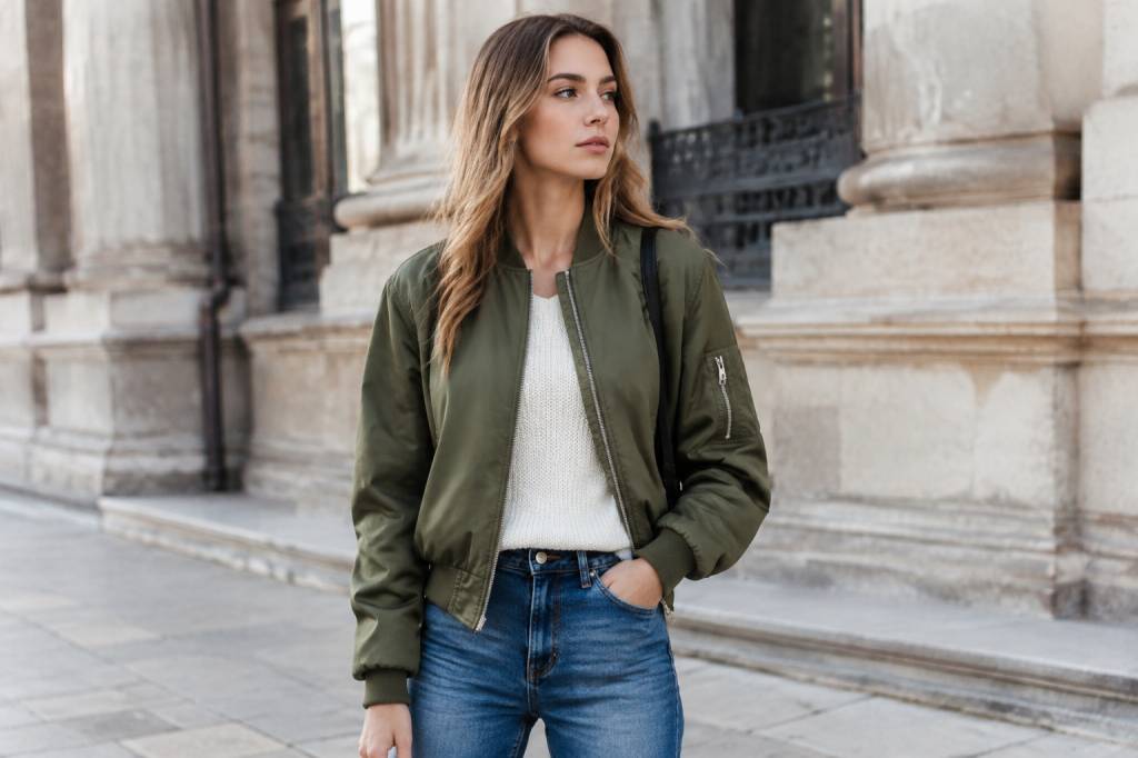 Bomber verde militare donna: come sceglierlo e abbinarlo con stile